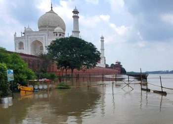 Tac Mahal sular altında…