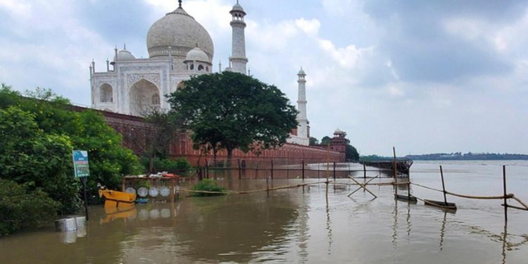 Tac Mahal sular altında…