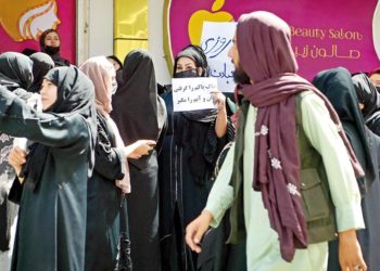 Taliban müdahale etti: Afgan bayanlar hoşluk için sokağa çıktı