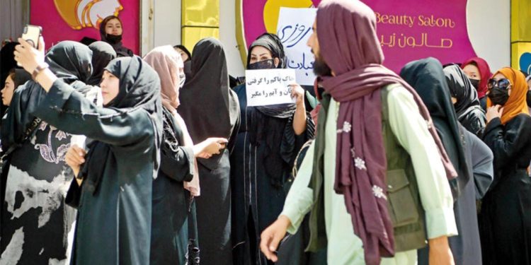 Taliban müdahale etti: Afgan bayanlar hoşluk için sokağa çıktı