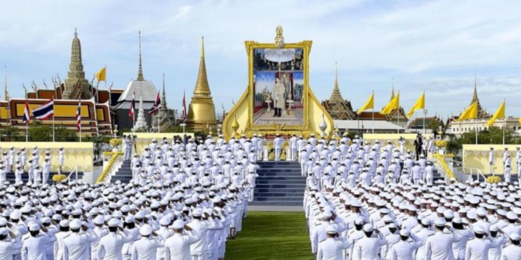 Tayland Hükümdarı 71. yaşını görkemli bir merasimle kutladı