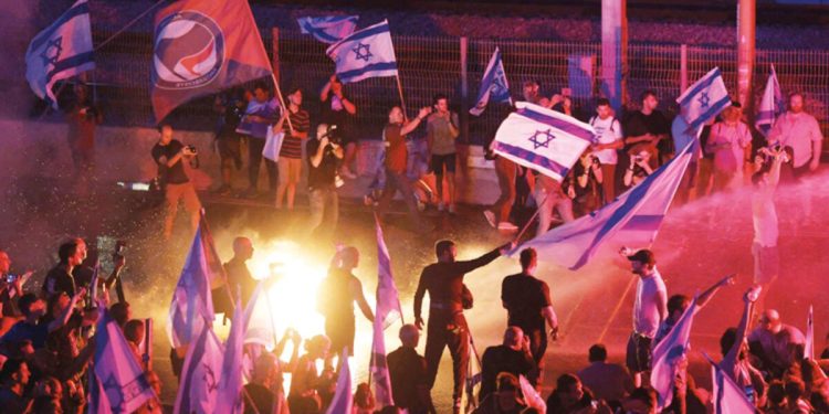 Tel Aviv sokaklarını karıştıran istifa: Hükümet baskısıyla işi bıraktı