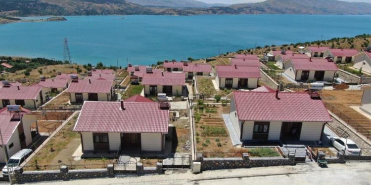 TOKİ’nin köy konutları yazlık villa üzere… Vatandaşlar çok mutlu