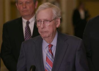 Toplumsal medya bu imgeyi konuşuyor… ABD’li Senatör konuşması sırasında 21 saniye donakaldı