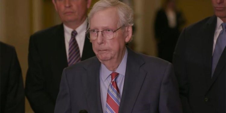 Toplumsal medya bu imgeyi konuşuyor… ABD’li Senatör konuşması sırasında 21 saniye donakaldı