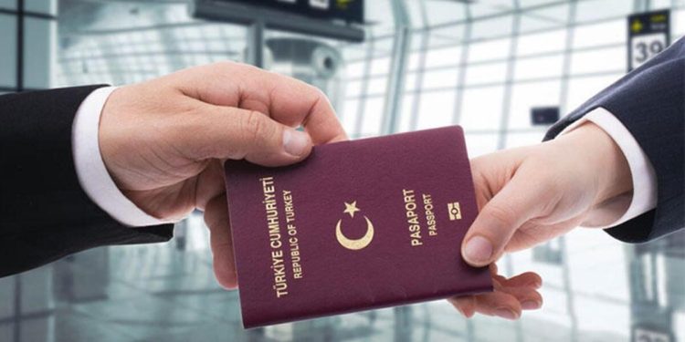 Türk pasaportu vizesiz girişte üç sıra yükseldi