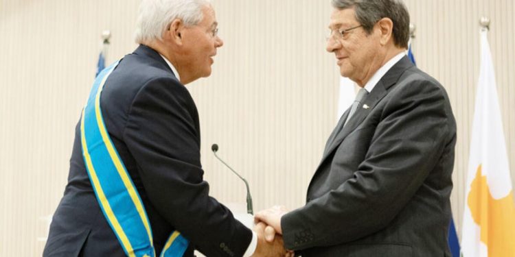 Türkiye tersi senatöre Rum Kilisesi’nden nişan