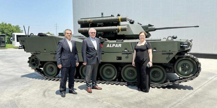 Türkiye’nin birinci ağır sınıf paletli insansız zırhlı aracı tanıtıldı: Yerli otonom ‘tank’