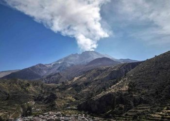 Ubinas Yanardağı patladı, acil durum ilan edildi