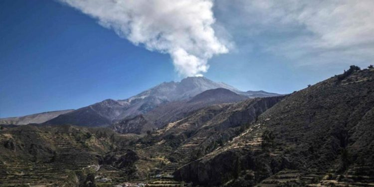 Ubinas Yanardağı patladı, acil durum ilan edildi