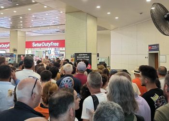 Ucuz telefon için hudut kapılarına koştular