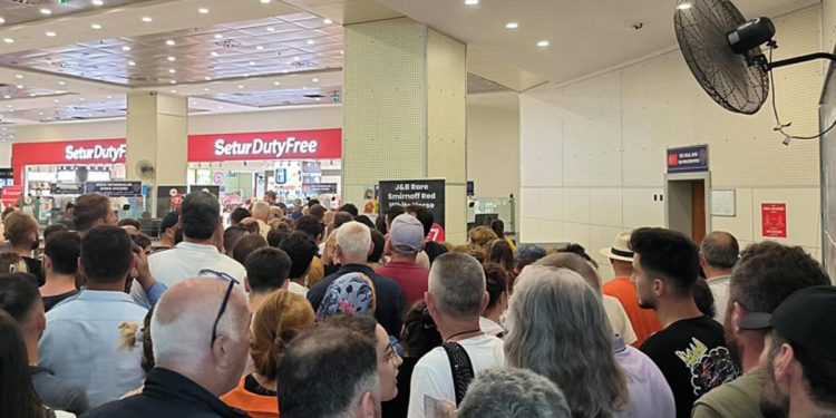 Ucuz telefon için hudut kapılarına koştular