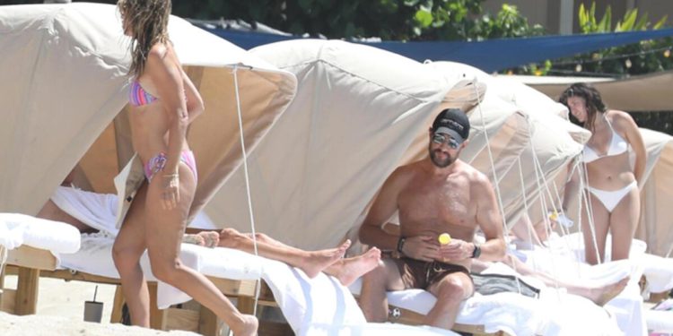 Ünlü oyuncunun konutunda tencere- tava hengamesi var: Eski eşinin arkadaşıyla tatilde