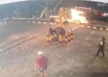 Vahim kaza!  Yolcu treni tırı biçti