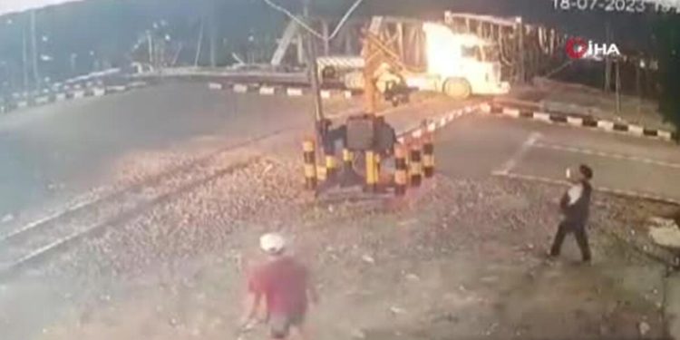 Vahim kaza!  Yolcu treni tırı biçti