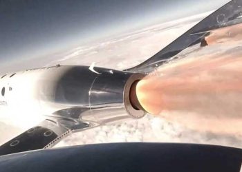 VIrgin de uzaya çıktı: Uzay turizmi kızıştı