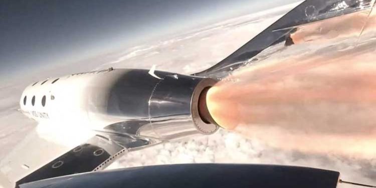 VIrgin de uzaya çıktı: Uzay turizmi kızıştı