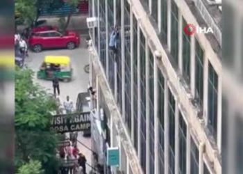 Yangın çıkınca 3’üncü kattan aşağı atladı