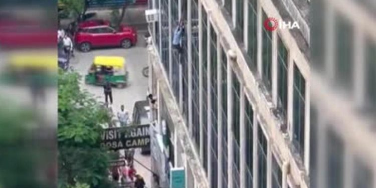 Yangın çıkınca 3’üncü kattan aşağı atladı