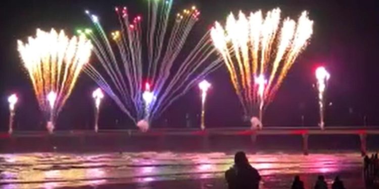 Yeni Zelanda’da 35 bin kişi havai fişek gösterisini izledi