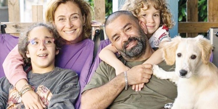 Yorulmuş bir erkek tarafı var üzere