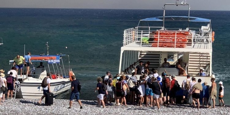 Yunanistan orman yangınlarıyla boğuşuyor! Rodos Adası’ndan tahliyeler sürüyor