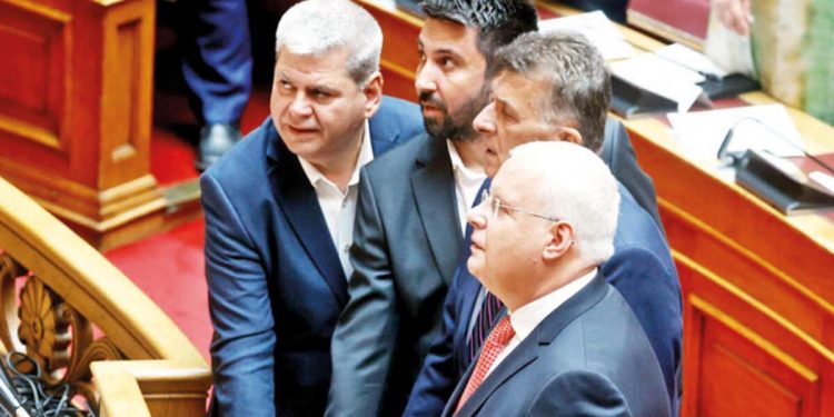 Yunanistan’da vekillerden 3 başka yemin