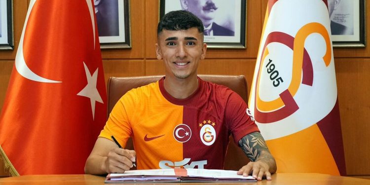 19 yaşındaki Caner Doğan, Galatasaray ile profesyonel kontrat imzaladı