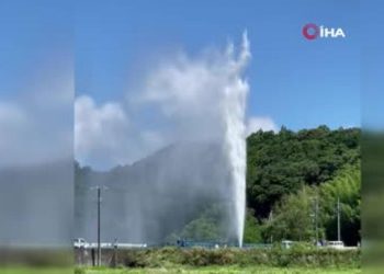 9 saat sonra düzeltildi: Patlayan borudan fışkıran su 50 metre yüksekliğe ulaştı