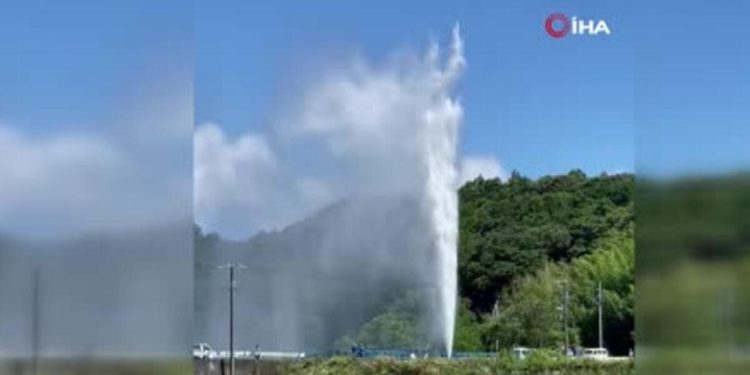 9 saat sonra düzeltildi: Patlayan borudan fışkıran su 50 metre yüksekliğe ulaştı