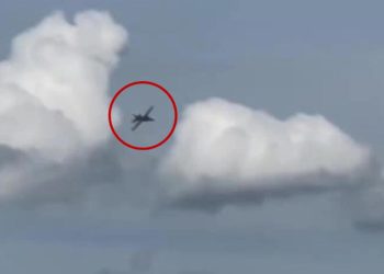 ABD’de facianın eşiğinden dönüldü… Uçak apartmana çakıldı