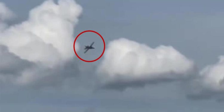 ABD’de facianın eşiğinden dönüldü… Uçak apartmana çakıldı