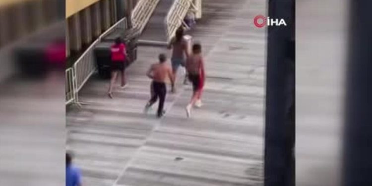 ABD’deki yumruklu hengame kameralara bu türlü yansıdı