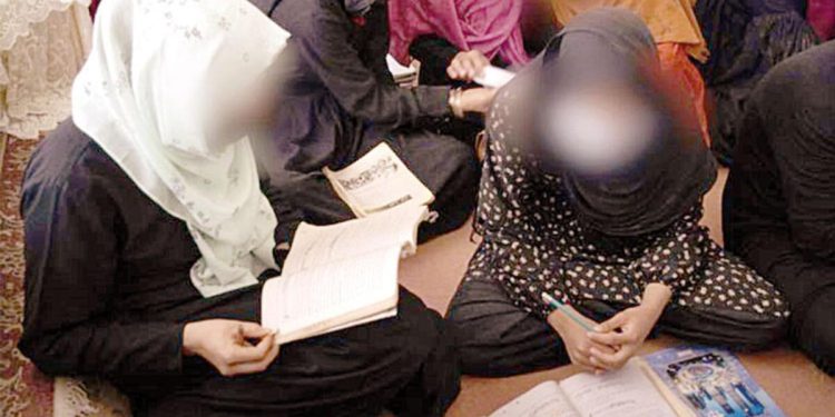 Afganistan’da kız okulları yeraltına indi