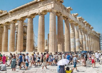 Akropolis’e turist sonu