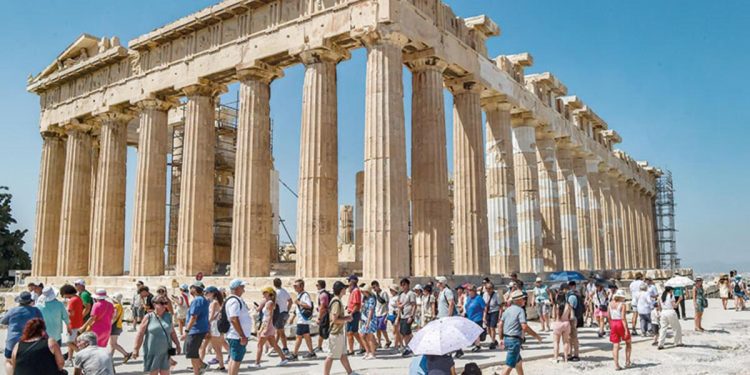 Akropolis’e turist sonu
