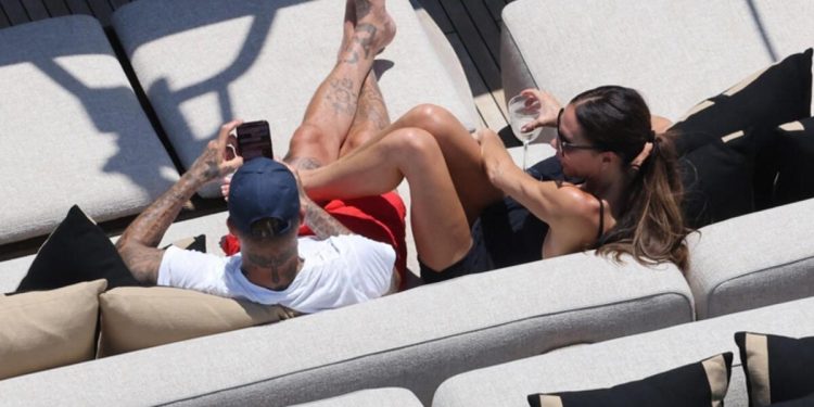 Alın teri, lüks yatına isim oldu: Elbiseyi çıkarmadan güneşlendi