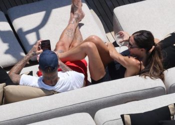 Alın teri, lüks yatına isim oldu: Elbiseyi çıkarmadan güneşlendi