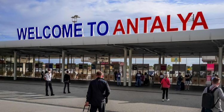 Antalya’ya 8 ayda 9 milyon turist geldi