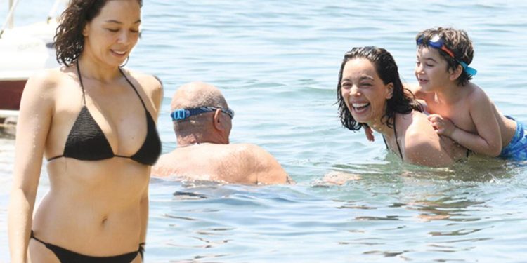 Azra Akın, babası ve oğlu Demir ile tatilde