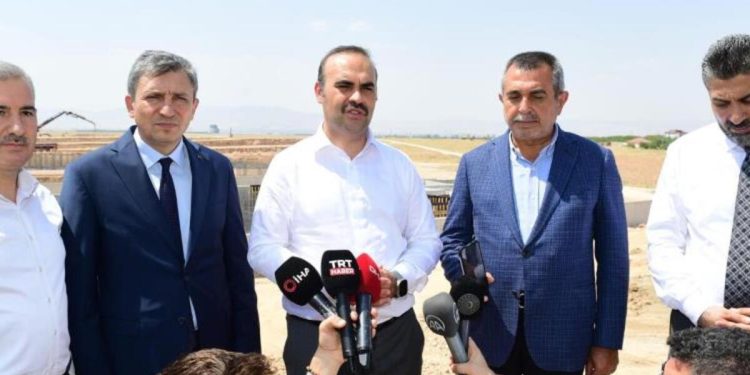 Bakan Kacır 1.4 milyar liralık sanayi sitesi inşaatını inceledi