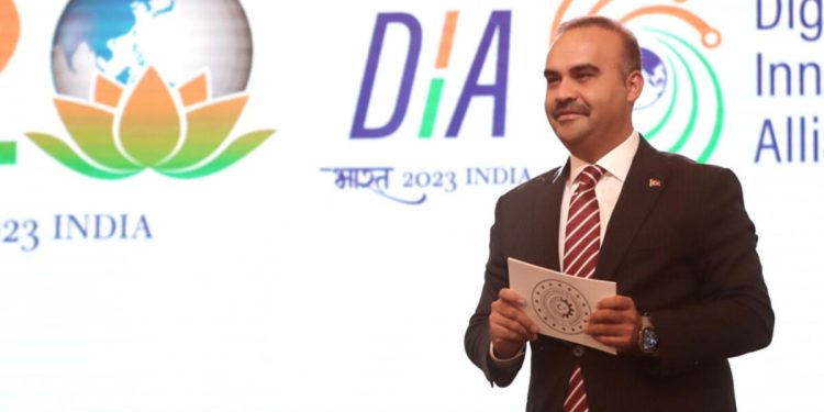 Bakan Kacır, Hindistan’da Türkiye’deki girişimciliği anlattı