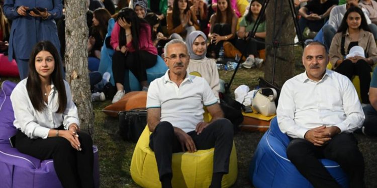 Bakan Uraloğlu’ndan gençlere ileti: Kesinlikle bir yabancı lisan öğrenin