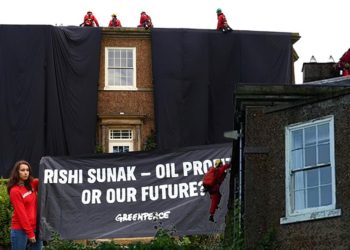 Başbakanın meskeninin çatısına tırmanıp milyon dolarlık malikaneyi kararttılar! Herkes şaşkın: Neden kimse durdurmadı?