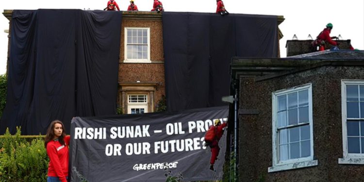 Başbakanın meskeninin çatısına tırmanıp milyon dolarlık malikaneyi kararttılar! Herkes şaşkın: Neden kimse durdurmadı?