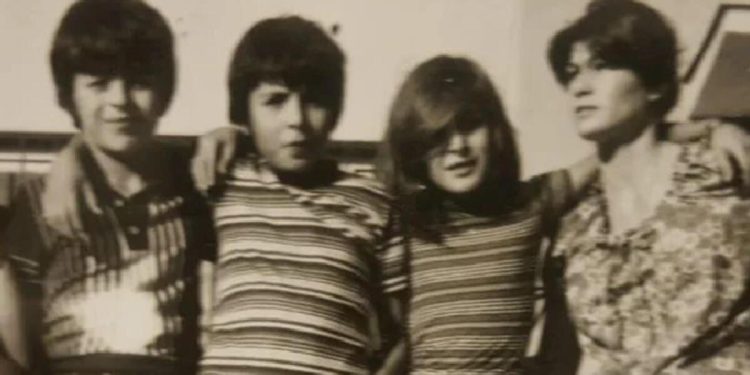 ‘Bu fotoğrafı buldum kuzenlerimle, bilin bakalım ben hangisiyim!’