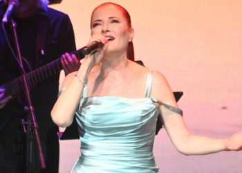 Candan Erçetin, Özkan Uğur ve Erkin Koray’ı sahnede andı