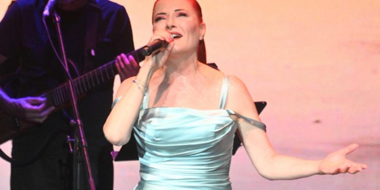 Candan Erçetin, Özkan Uğur ve Erkin Koray’ı sahnede andı