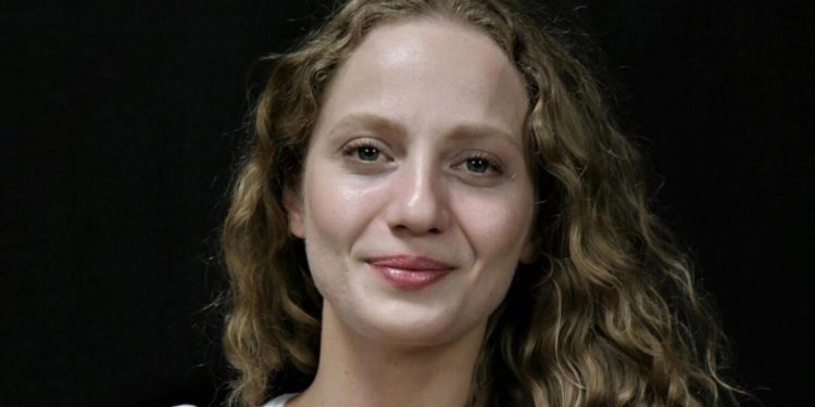 Casandra Cihan Loveless konut arkadaşını şikayet etti