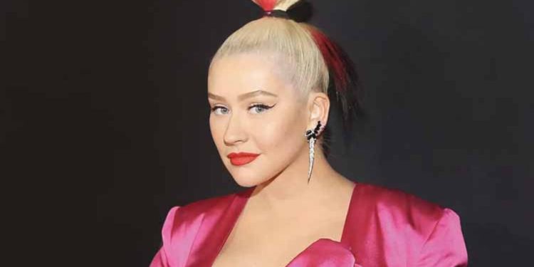 Christina Aguilera odasına gümüş yemek kadrosu istedi